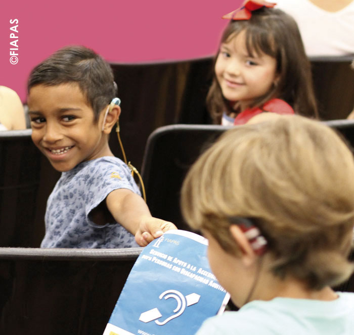 niños con audífonos e implante