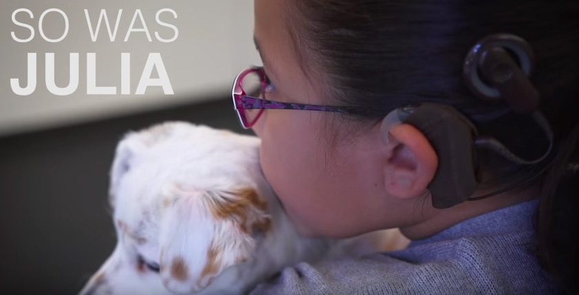 niña sorda abrazando a su perro