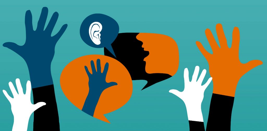 manos elevadas sobre un dibujo de una cabeza y un oído en un bocadillo