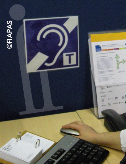 persona trabajando con un ordenador