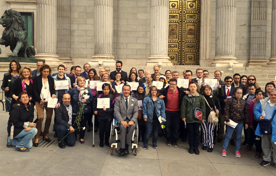 Personas con discapacidad intelectual en frente del Congreso