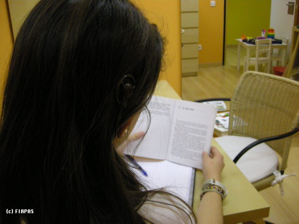 Imagen de una joven leyendo un libro