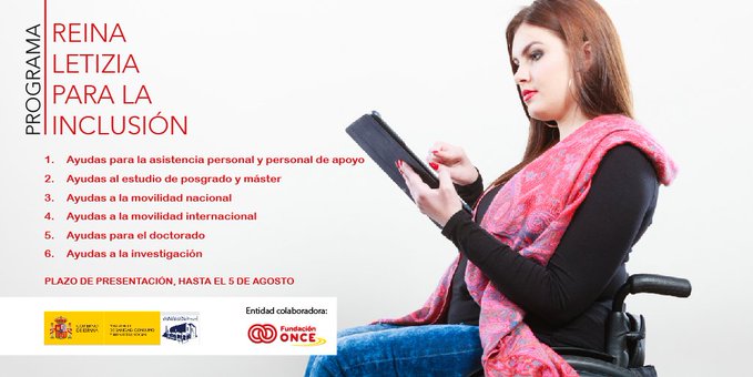 Mujer en silla de ruedas leyendo en una tablet el programa de ayudas