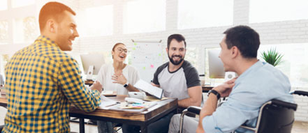 Persona en silla de ruedas asistiendo al curso