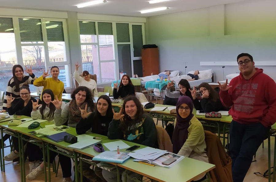 Alumnos haciendo el signo de "I love you" con la mano