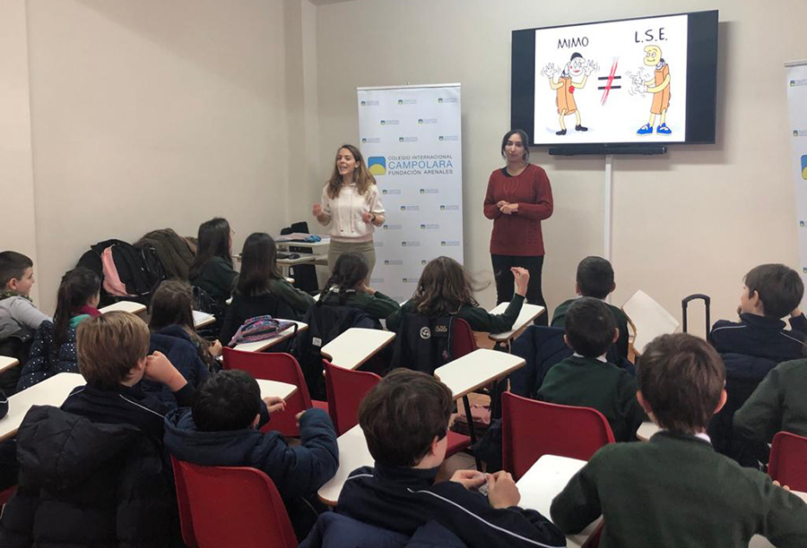 Conchita y Tania en el taller de sensibilización en un aula del Colegio Campolara