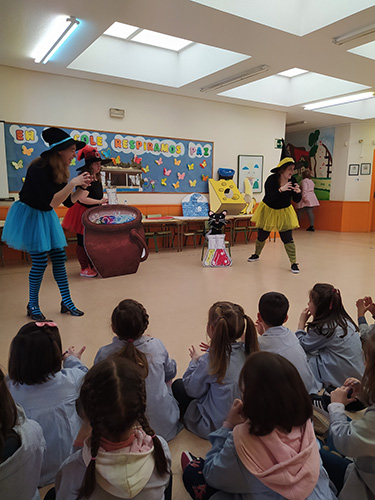 Niños prestando atención a las Brujas Colorean