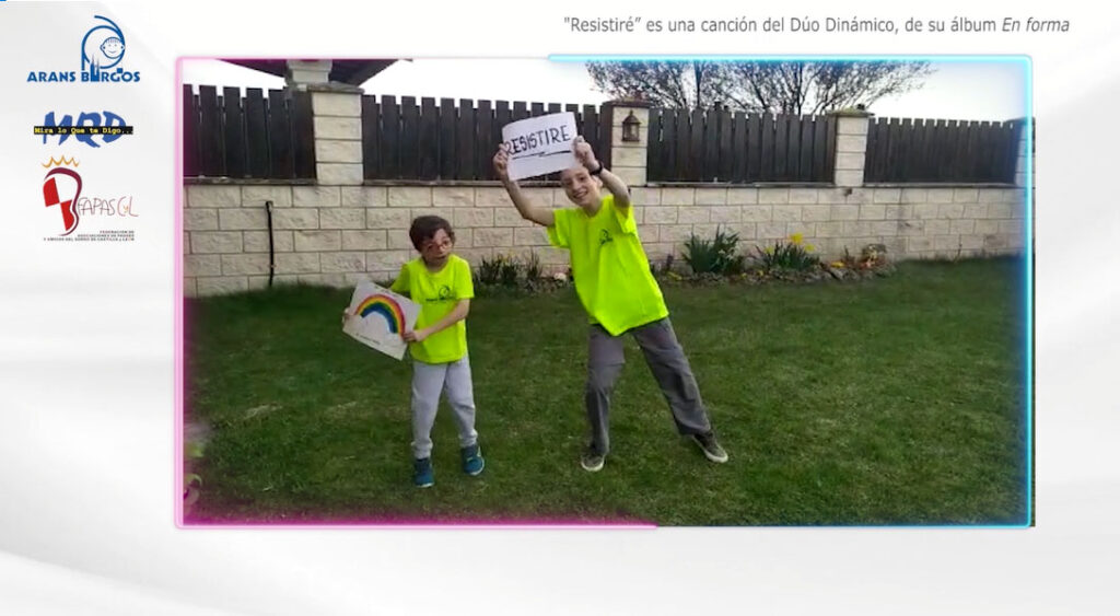 hermanos cantando la canción de resistiré