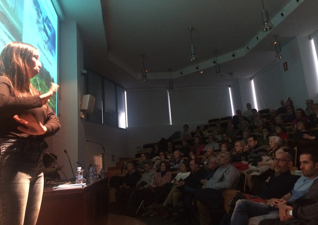 Intérprete de lengua de signos frente al colectivo sordo