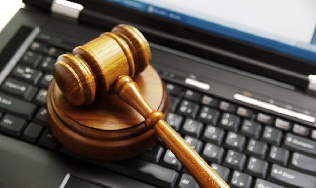 mazo judicial de un juez encima de un teclado