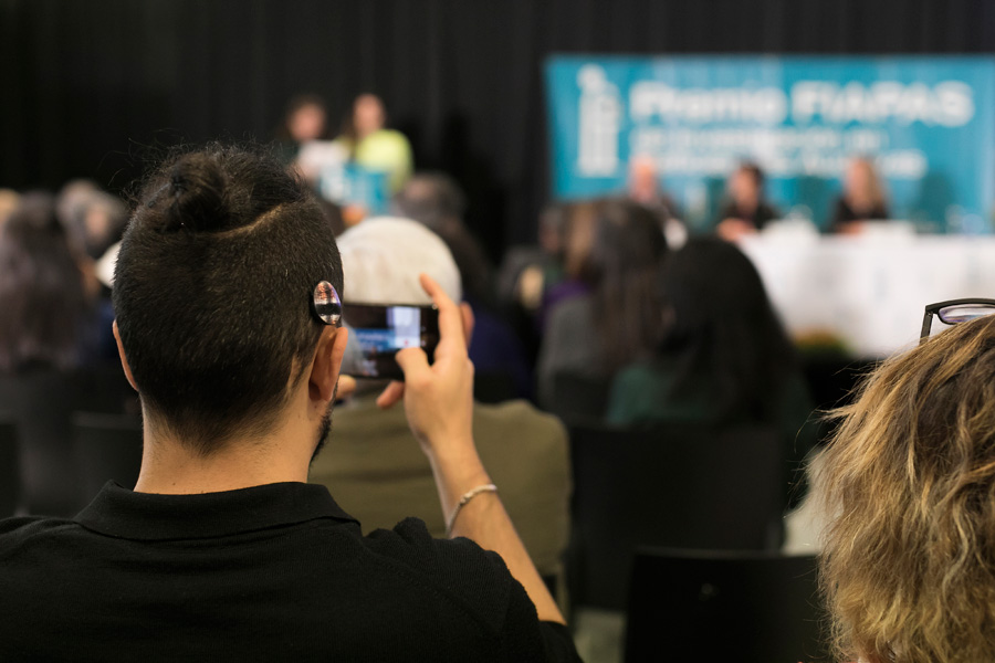 Joven con implante coclear en una conferencia