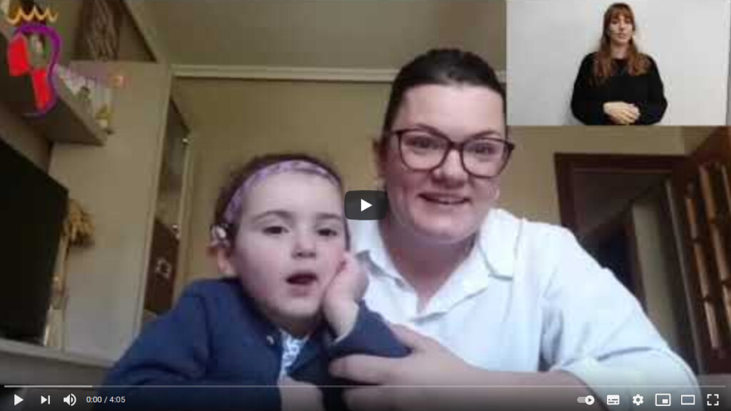 Madre con una niña implantada hablando a través de Zoom. Hay intérprete de lengua de signos.