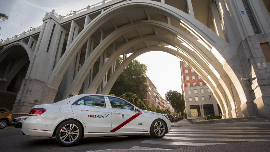 Taxi circulando por Madrid