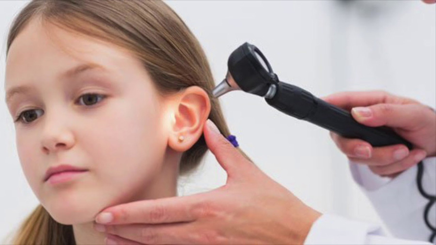 Revisión de oído a una niña
