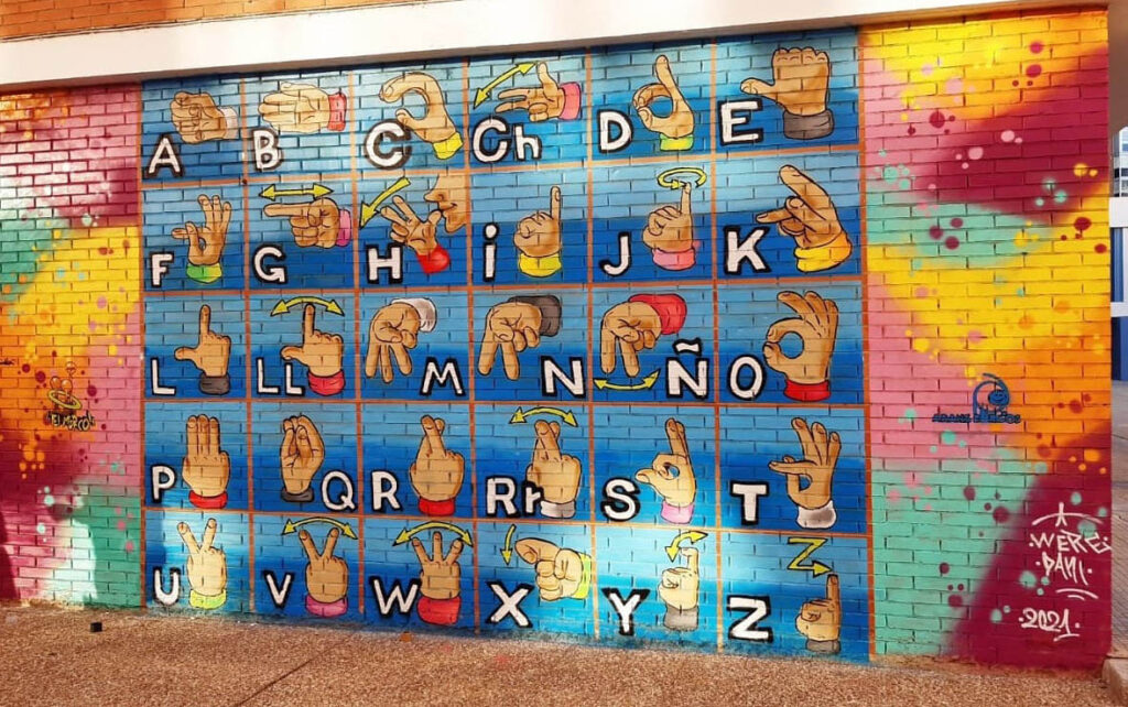 Mural realizado en el colegio Antonio Machado, en el que se ve el alfabeto dactilológico