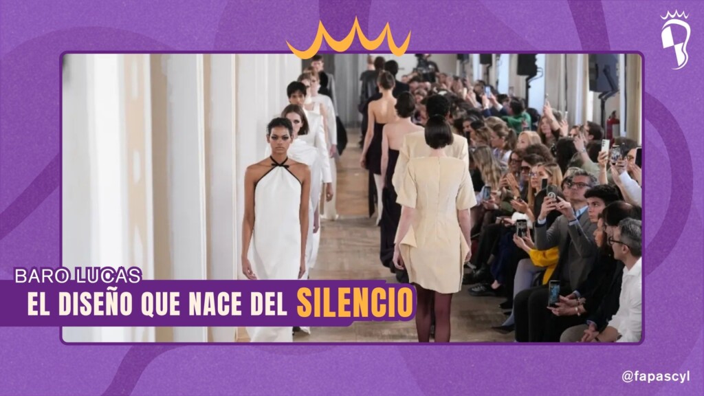 Modelo en pasarela luciendo un diseño de alta costura en color blanco con grandes volúmenes arquitectónicos en los hombros y tejidos con texturas en relieve.