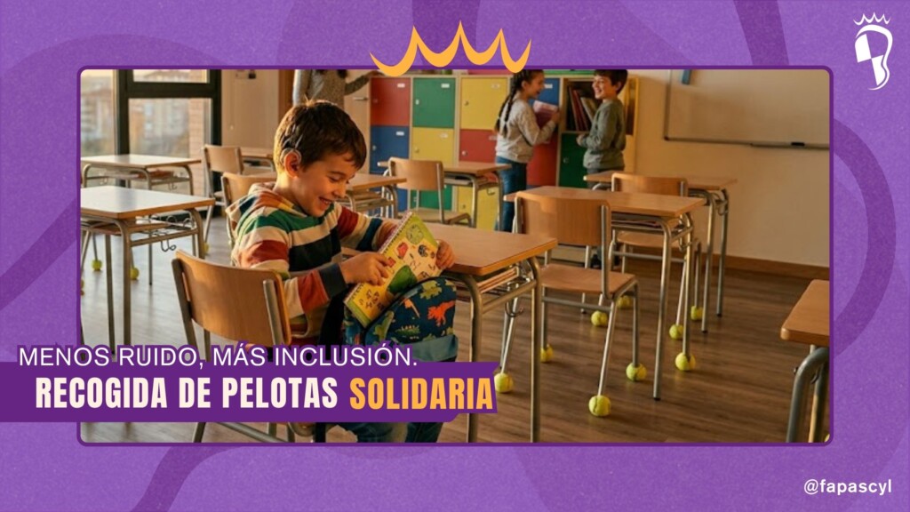 Imagen promocional de la campaña "Menos ruido, más inclusión". Se muestra a un niño con audífonos sonriendo en un aula de primaria. Las patas de las sillas del aula están cubiertas con pelotas de tenis amarillas para reducir el ruido ambiental. Incluye el texto: "Recogida de Pelotas Solidaria" y logotipos institucionales.