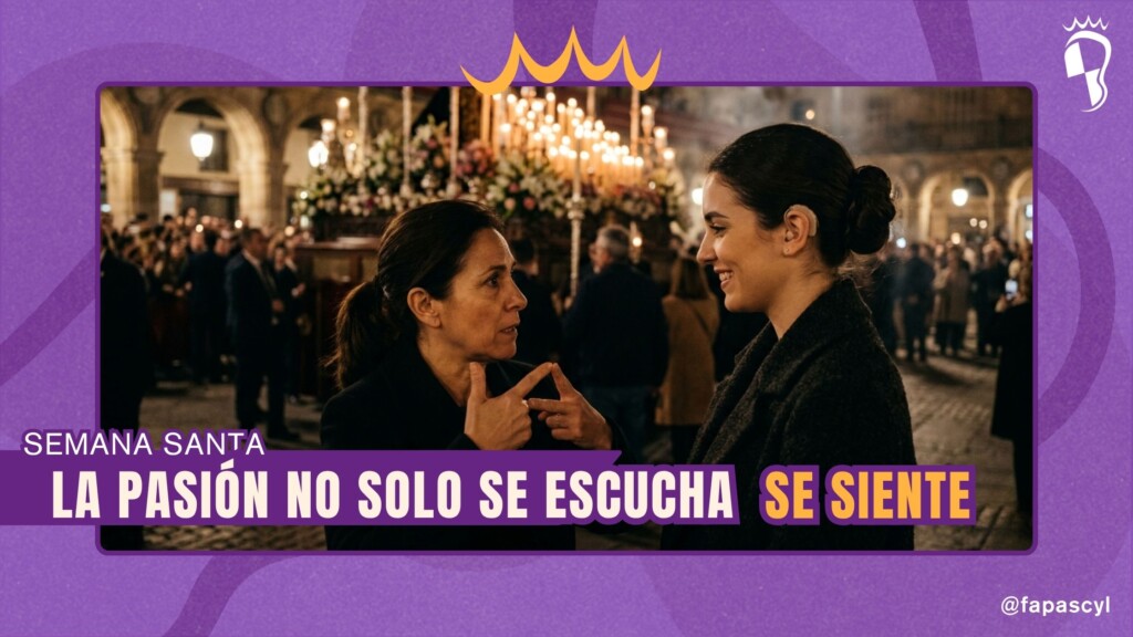 Una imagen promocional de FAPAS CyL para la Semana Santa 2026. Una joven con un dispositivo de ayuda auditiva visible en la oreja sonríe cálidamente a un cofrade con túnica marrón en una calle empedrada por la noche. Barras moradas en la parte superior contienen el logotipo de FAPAS CyL, el símbolo de accesibilidad auditiva y el texto: 'PLANES EN FAMILIA Y SIN BARRERAS. SEMANA SANTA 2026'. El handle @fapascyl está en la esquina inferior derecha.