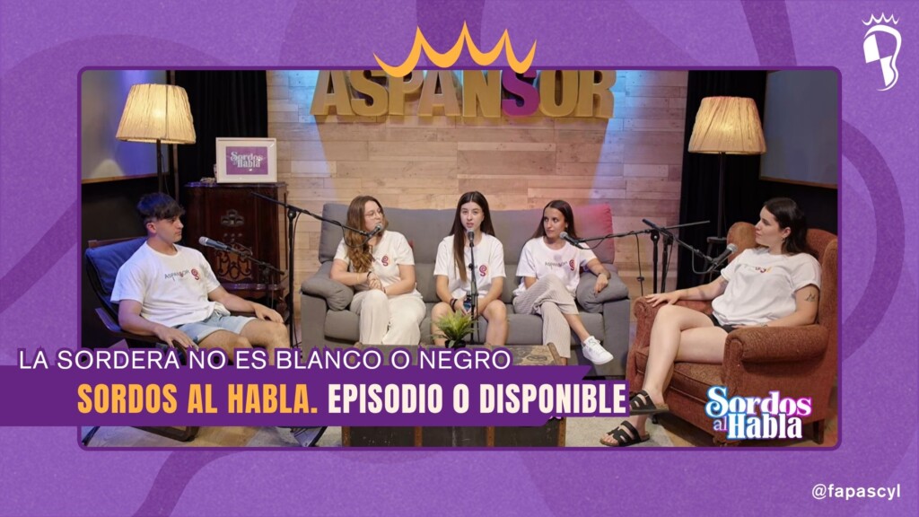 Cinco jóvenes protagonistas del podcast sentados en un sofá gris dentro de un estudio de grabación con paredes de madera. La imagen está enmarcada en morado con el texto "La sordera no es blanco o negro" y el logo del programa.