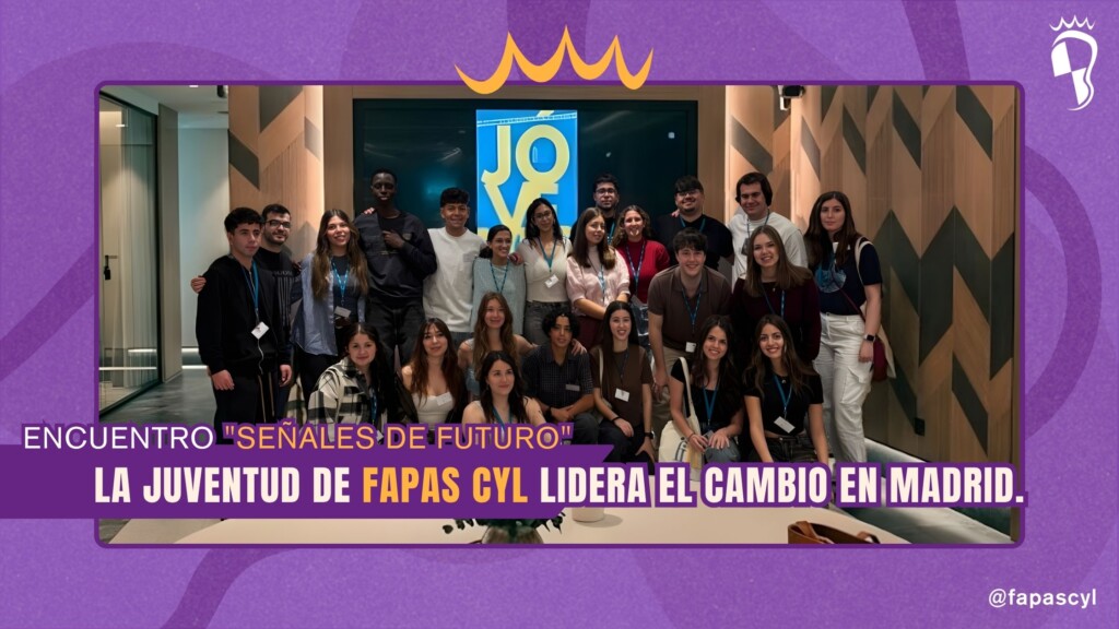 Diseño gráfico sobre fondo morado que enmarca una foto de grupo de jóvenes posando sonrientes en una sala con un panel de fondo donde se lee «JÓVENES». En la parte inferior, una banda morada resalta el texto: «Encuentro "Señales de Futuro". La juventud de FAPAS CyL lidera el cambio en Madrid». La imagen incluye el logotipo de FAPAS CyL y el nombre de usuario @fapascyl