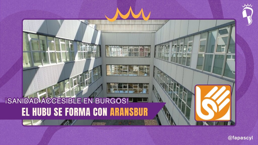 Diseño gráfico con marco morado que muestra una vista del patio interior moderno y simétrico del Hospital Universitario de Burgos. En la parte inferior, una banda morada con el texto: "¡SANIDAD ACCESIBLE EN BURGOS! EL HUBU SE FORMA CON ARANSBUR". Incluye un icono naranja de una mano realizando el signo de la LSE.