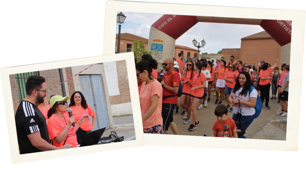 Composición de dos imágenes en formato de fotos polaroid superpuestas. A la izquierda, el equipo técnico y organizadores con micrófono, ordenadores y camisetas naranjas coordinando el evento desde la mesa de megafonía. A la derecha, una multitud de participantes cruzando un arco de meta inflable de color rojo en una calle del pueblo.