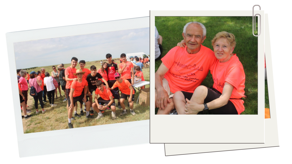 Composición de dos fotografías en formato polaroid. La imagen de la izquierda muestra a un grupo de jóvenes con camisetas naranjas agrupados en un campo abierto conversando durante un descanso de la marcha. La imagen derecha muestra a una pareja de adultos mayores sonriendo sentados sobre el césped a la sombra de un árbol.