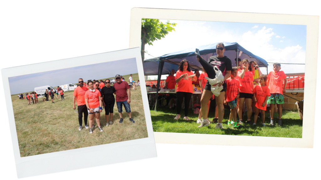 Dos fotografías estilo polaroid sobre fondo negro. En la primera, un grupo de cuatro personas con camisetas naranjas posa en un terreno de hierba junto a furgonetas de apoyo. En la segunda, varias voluntarias organizan el reparto de comida y avituallamiento bajo una carpa azul mientras los participantes esperan en fila sobre el césped.
