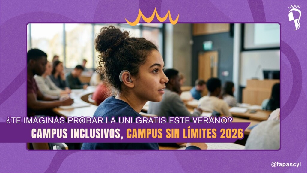 Una estudiante con audífono sentada en un pupitre durante una lección en un aula universitaria con otros alumnos al fondo.
